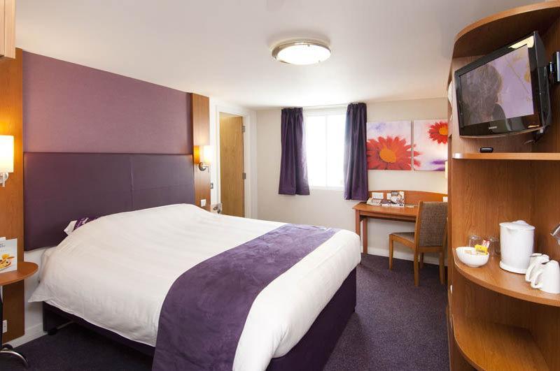 Premier Inn London Ilford Exterior photo