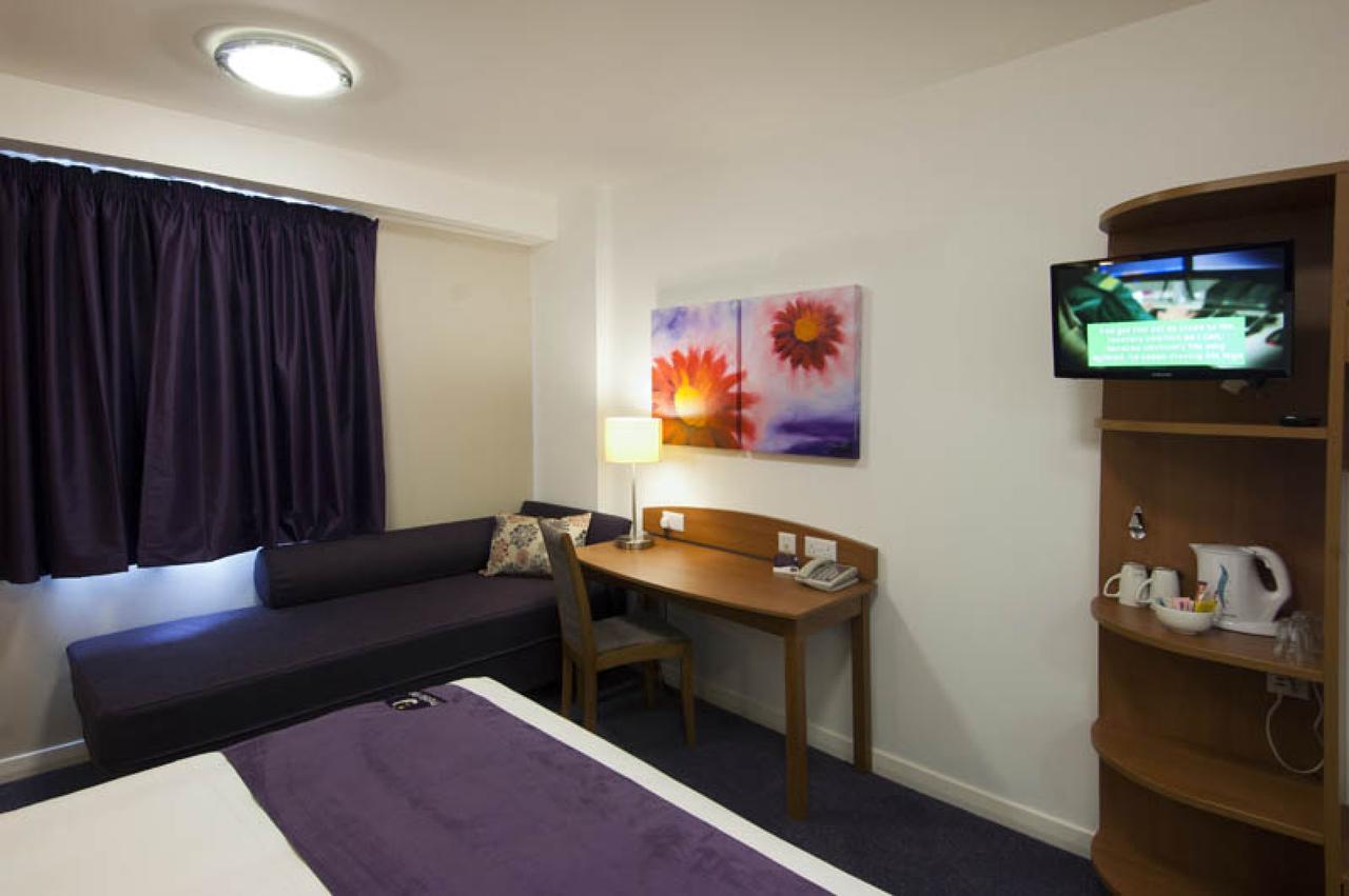 Premier Inn London Ilford Exterior photo
